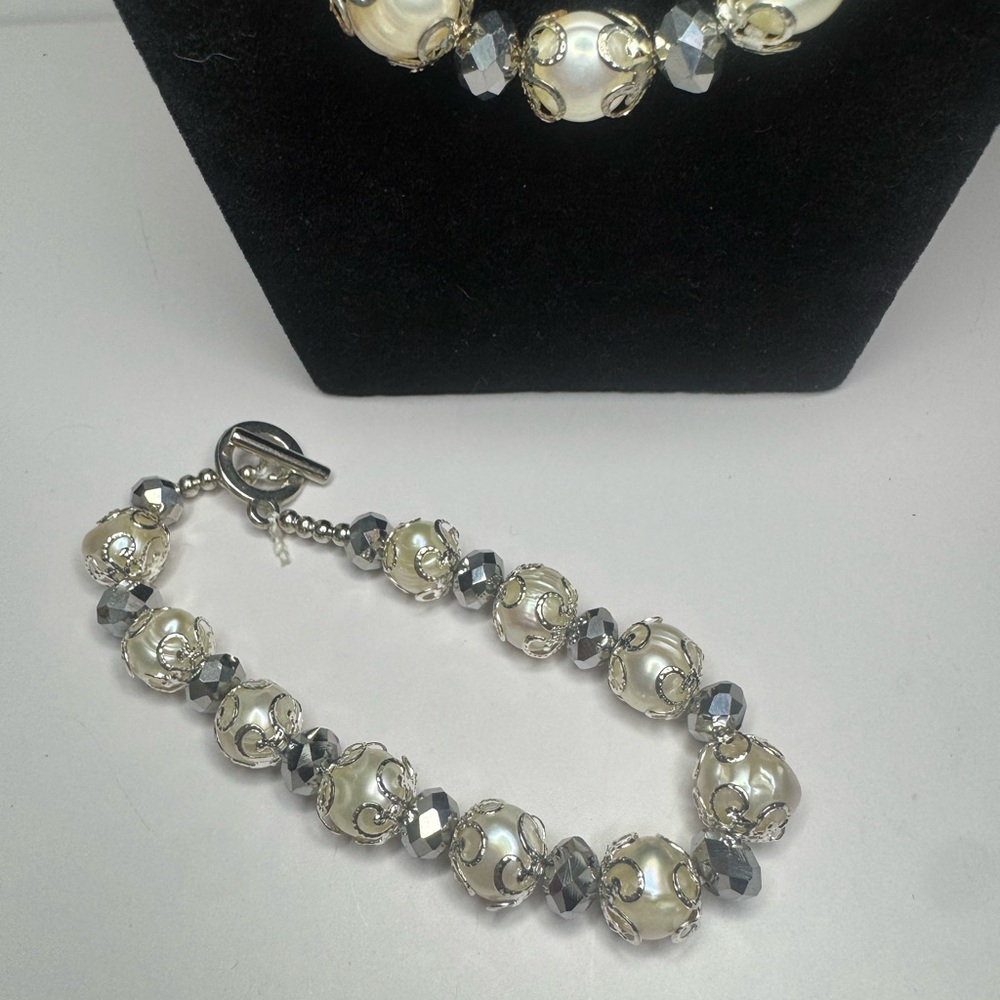Elegant Silver and Cream Beaded Necklace - Picture 2 of 4
